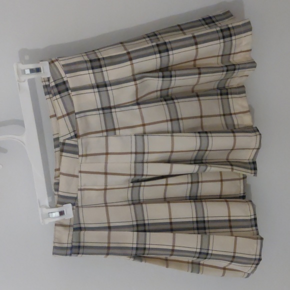 Pleated plaid skirt - Picture 2 of 3